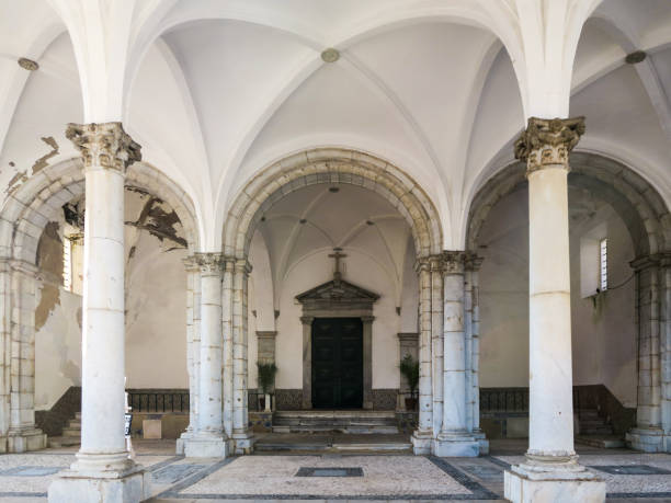 colonnade loggia in beja, portugal - ribbed vaulting imagens e fotografias de stock