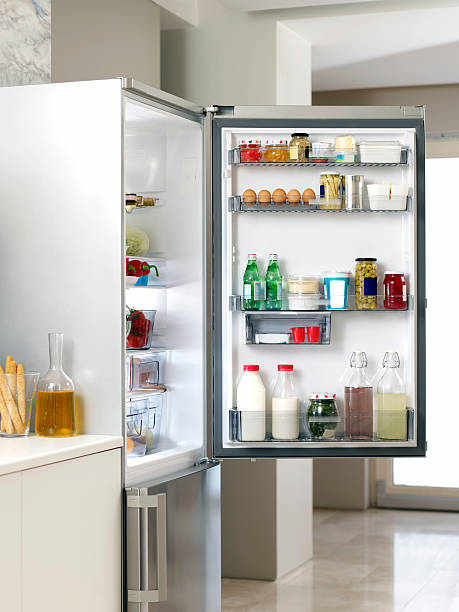 réfrigérateur dans la cuisine - frigo ouvert photos et images de collection