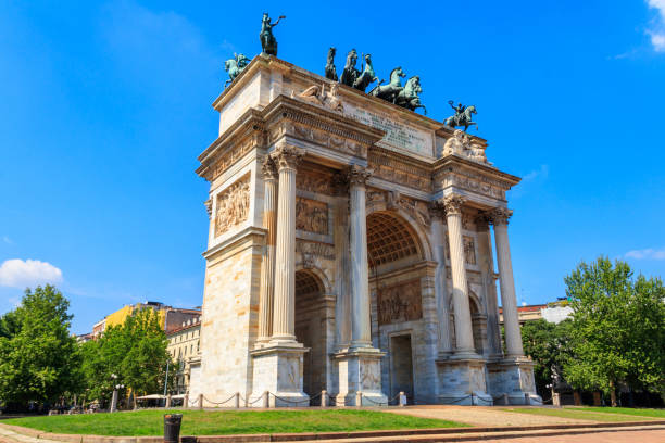 arch of peace in sempione park, milan, lombardy, italy - architectural styles animal horse europe imagens e fotografias de stock
