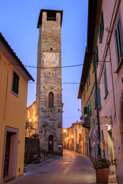 istock Vicopisano, Tuscan old town street 1482877857