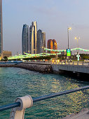 abu-dhabi-skyline-stadtbild-blick-auf-da