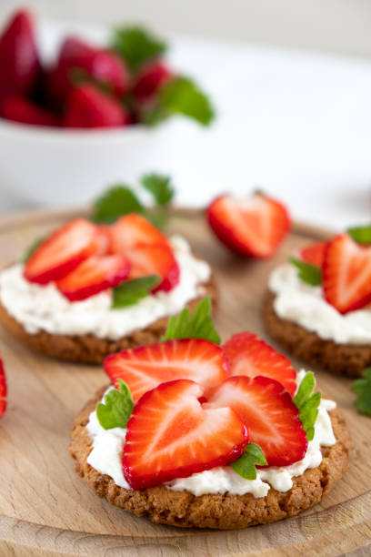 tosty truskawkowe - toast bread berry appetizer zdjęcia i obrazy z banku zdjęć