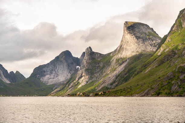 ライネフィヨルデン、レーヌ、ノルウェー - norwegian sea ストックフォトと画像