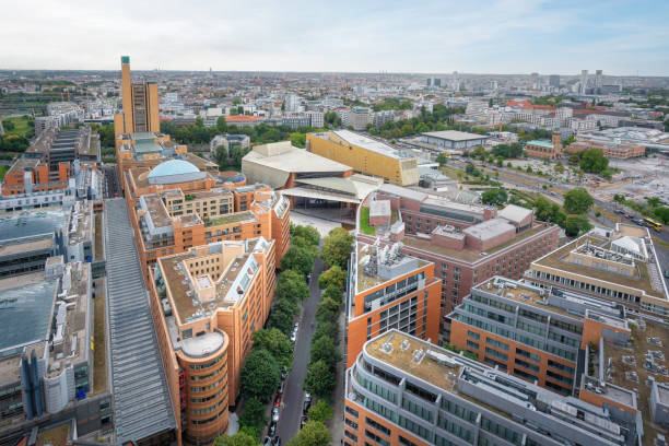 vista aérea de berlín con teatro en potsdamer platz - berlín, alemania - berlinale palast fotografías e imágenes de stock