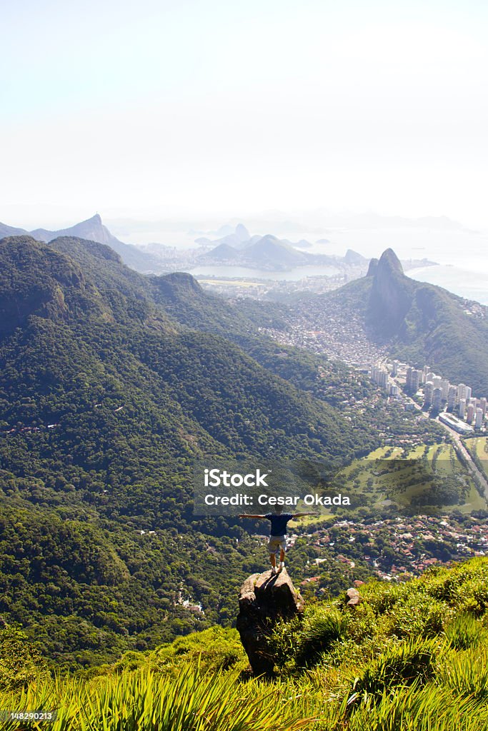 Jovem homem no topo do Rio de Janeiro - Foto de stock de Parque da Tijuca royalty-free