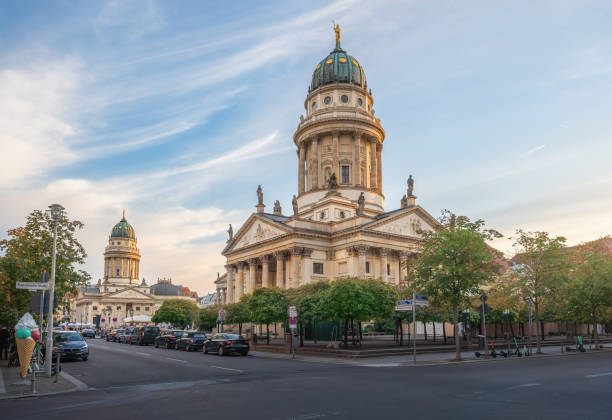 catedrales francesas y alemanas en la plaza gendarmenmarkt - berlín, alemania - deutcher dom fotografías e imágenes de stock