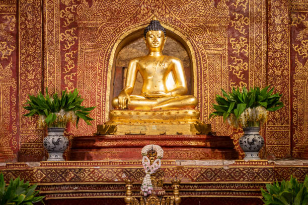 Posąg Phra Buddha Sihing w Viharn Lai Kham w Wat Phra Singh, Chiang Mai, Tajlandia – zdjęcie