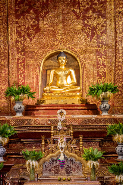 Posąg Phra Buddha Sihing w Viharn Lai Kham w Wat Phra Singh, Chiang Mai, Tajlandia – zdjęcie