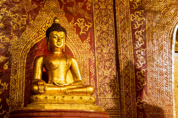 Posąg Phra Buddha Sihing w Viharn Lai Kham w Wat Phra Singh, Chiang Mai, Tajlandia – zdjęcie