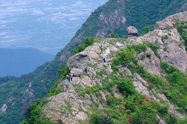 escalade et alpinisme - mountain climbing rock climbing adventure incentive photos et images de collection