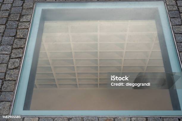 空の図書館ベーベル広場でミカウルマンが燃やしたナチスの本の記念碑ベルリンドイツ 焚書のストックフォトや画像を多数ご用意 焚書