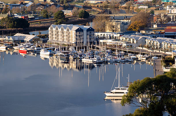 odbicia w domu punkt, rzeka tamar, launceston, tasmania, australia - launceston zdjęcia i obrazy z banku zdjęć