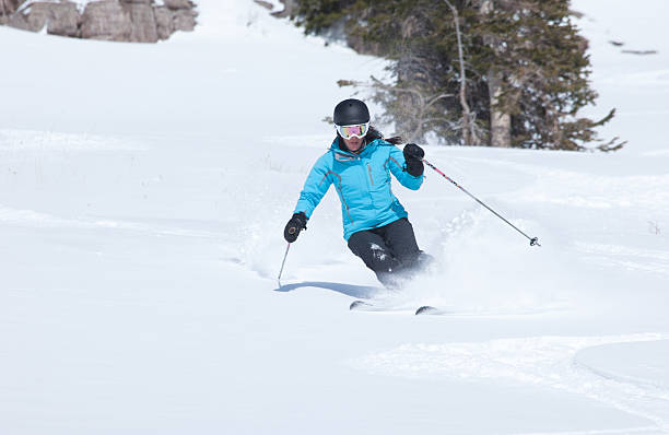 joven mujer esquí en la nieve en polvo, colorado, ee.uu. - vail colorado skiing snow fotografías e imágenes de stock