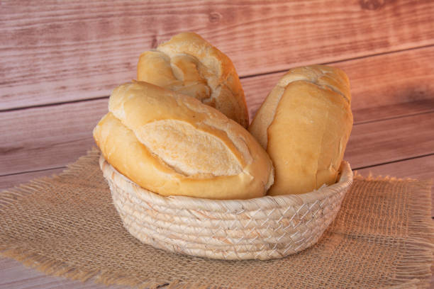 갓 구운 프랑스 바게트가 바구니에 담긴 빵, 나무 테이블에 클로즈업 샷 - basket bread breakfast close up 뉴스 사진 이미지