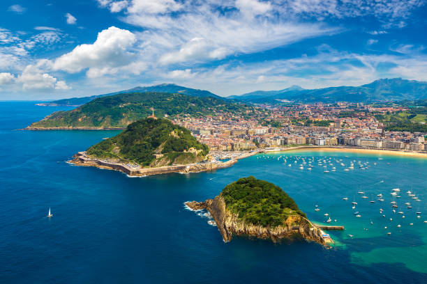 panoramablick auf san sebastian - spain flag built structure cloud stock-fotos und bilder