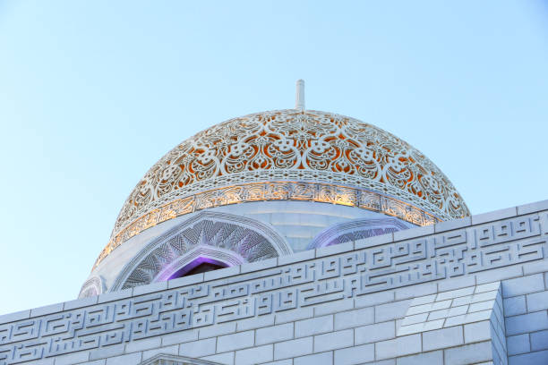 cúpula da mesquita em mascate, omã ao pôr do sol - islam mosque oman greater masqat - fotografias e filmes do acervo