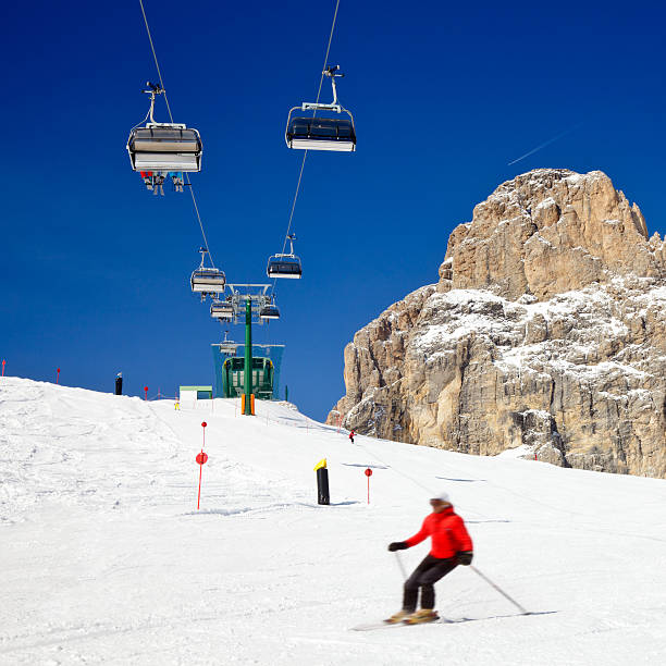 skifahrer auf der piste - dolomites ski lift winter ski track stock-fotos und bilder