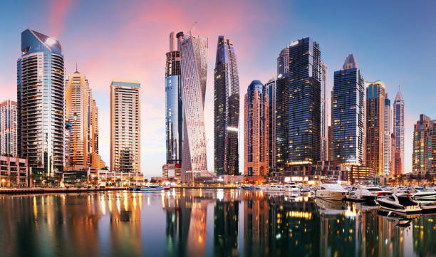 dubai marina panorma alla notte, emirati arabi uniti - dubai yacht luxury marina foto e immagini stock