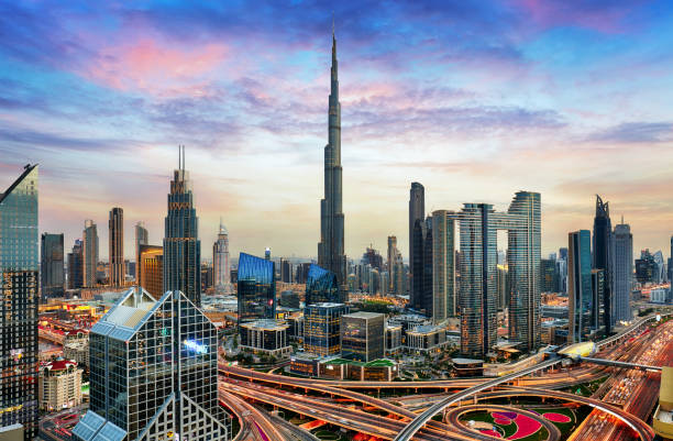 incredibile skyline del centro di dubai e incrocio stradale di sheikh zayed, emirati arabi uniti - dubai united arab emirates hotel luxury foto e immagini stock