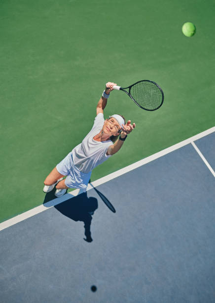 tennis servir, sport et femme sur le court extérieur, motivation de remise en forme et compétition avec l’entraînement des athlètes pour le jeu. entraînement, en bonne santé et joueur sur gazon, actif avec l’exercice et l’action sportive vue de - tennis women one person vitality photos et images de collection