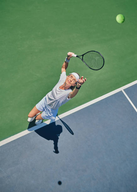 테니스 서브, 야외 코트에서 스포츠 및 여성, 피트니스 동기 부여 및 경기를 위한 선수 훈련과의 경쟁. 운동, 건강하고 잔디밭에서 선수, 운동과 스포츠 활동으로 활동적인 탑 뷰 - tennis women one person vitality 뉴스 사진 이미지