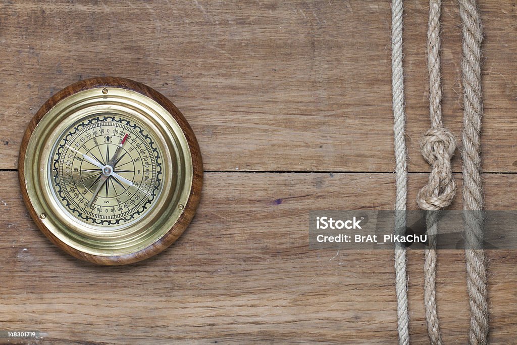 Boussole et corde sur bois - Photo de Abstrait libre de droits