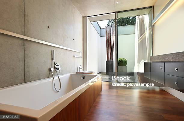 モダンハウスのインテリアバスルームからの眺め - セメントのストックフォトや画像を多数ご用意 - セメント, 浴室, お手洗い