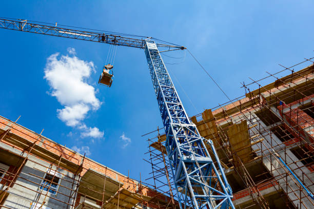 guindaste está abaixando carrinho cheio de folha amassada para o chão, lixo da indústria, obras do canteiro de obras - crane hoisting derrick crane built structure - fotografias e filmes do acervo