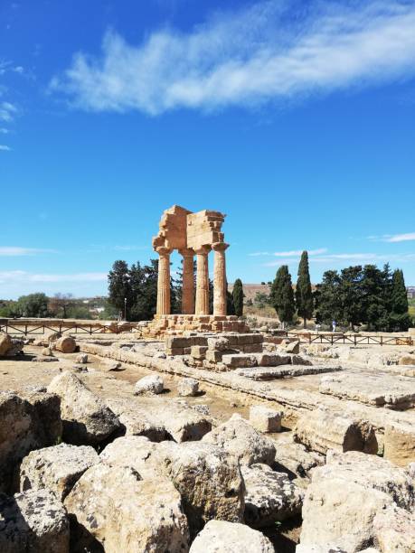 templo do dioscuri, vale dos templos, agrigento, sicília - greek culture agrigento landscape colonnade - fotografias e filmes do acervo