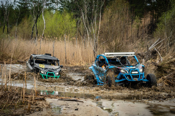 véhicules de vtt dans l’eau boueuse à la compétition de quad (buggy) - off road vehicle quadbike mud dirt road photos et images de collection