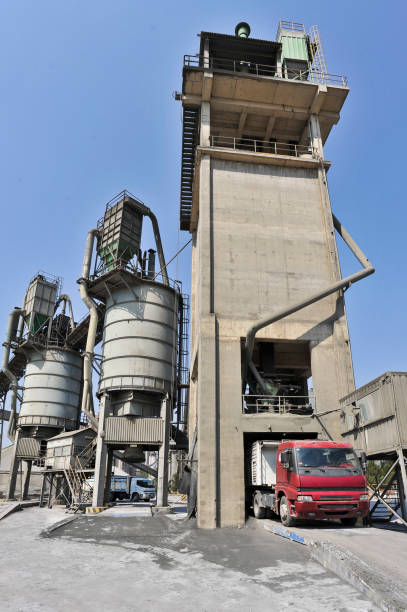 antigua fábrica de cemento y un camión cargando piedras - cement factory industry manufacturing cement truck fotografías e imágenes de stock