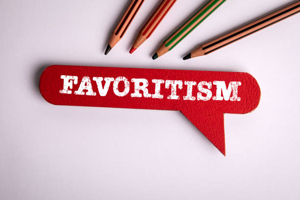 istock Favoritism. Red speech bubble with text on a white background 1483041163