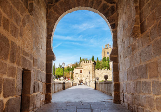 istock Antique horseshoe gate on the bridge in Toledo, Spain 1483043769