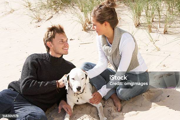 Foto de Adolescente Retrato De Casal Romântico Na Praia Com Cachorro e mais fotos de stock de 20 Anos