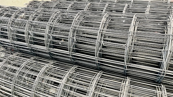 Roll of metal mesh with rectangular cells