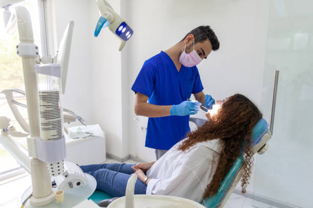 치과 검사 환자 - dentists chair dental equipment dentist office dental drill 뉴스 사진 이미지