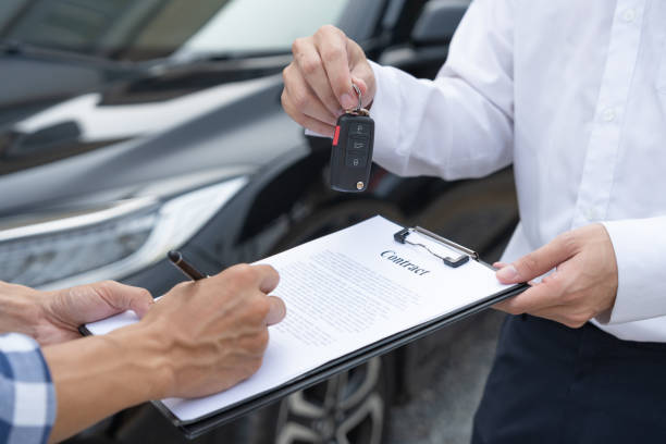 lease, rental car, sell, buy. Dealership send contract and car keys to new owner to sign. Sales, loan credit financial, rent vehicle, insurance, renting, Seller, dealer, installment, car care business arrendar, alquilar coche, vender, comprar. el concesionario envía el contrato y las llaves del automóvil al nuevo propietario para que las firme. ventas, crédito de préstamo financiero, alquiler de vehículo, seguro, alquiler, vendedor, concesionario,
