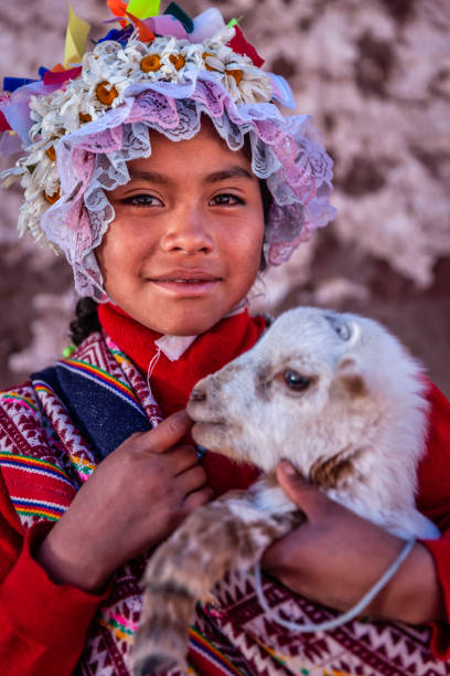 retrato de menina peruana vestindo roupa nacional, o vale sagrado - indian culture child little girls indigenous culture - fotografias e filmes do acervo