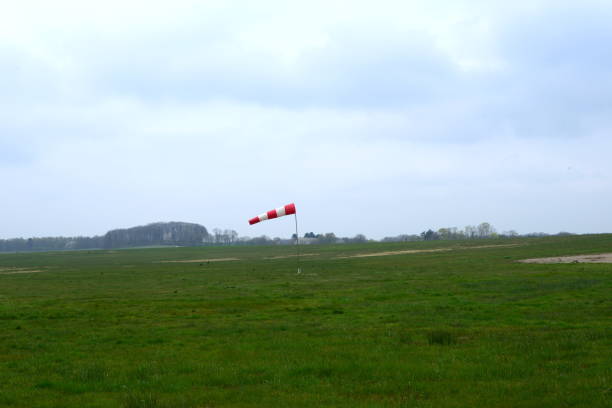 lokalen flughafen - windsock safety wind instrument of measurement stock-fotos und bilder