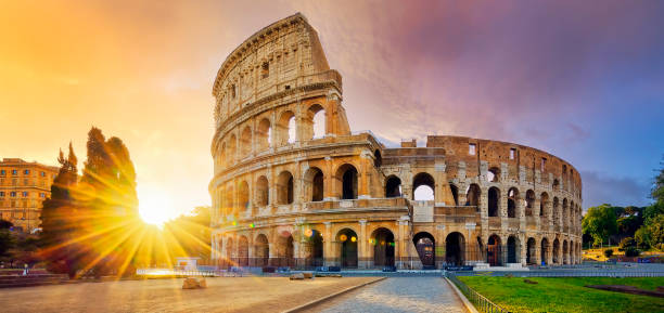 colosseo di roma e sole mattutino, italia - ancient rome coliseum rome italy foto e immagini stock