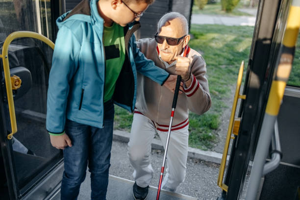 cego ativo entra no ônibus com pensão alimentícia - eyesight senior adult care support - fotografias e filmes do acervo