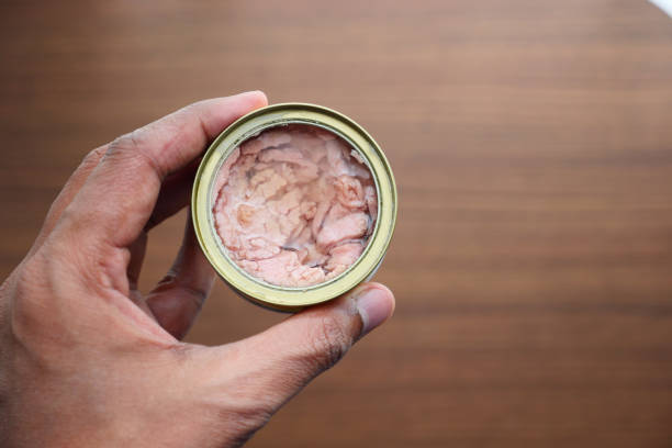 나무 테이블에 통조림 참치, - can packaging tuna food 뉴스 사진 이미지