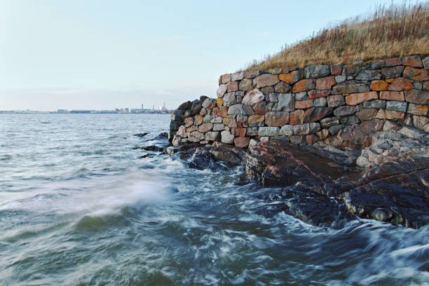 tormenta cerca de la costa de la antigua fortaleza de suomenlinna en las islas cercanas a la capital de finlandia, helsinki. - suomenlinna fotografías e imágenes de stock