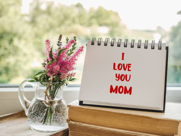 istock Notepad with the word MOM. Closeup, indoors 1483102717