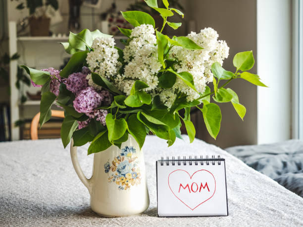 istock Notepad with the word MOM. Closeup, indoors 1483102746