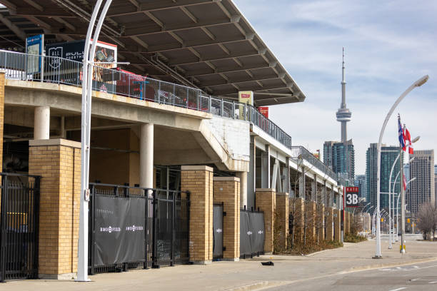 bmo field on a sunny afternoon with the cn tower in the background - major league soccer imagens e fotografias de stock