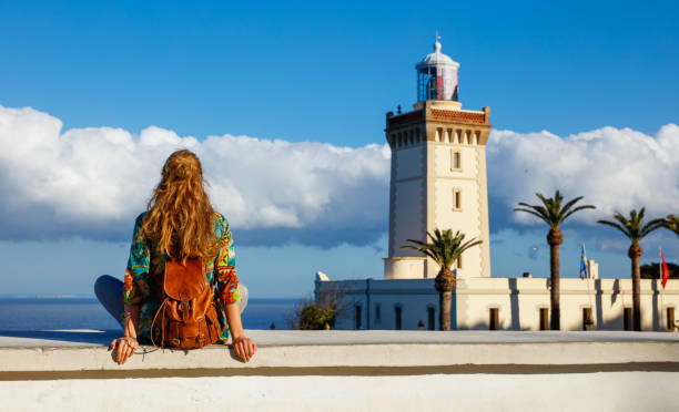turismo en Marruecos-mujer turista mirando a cap spartel, tánger - foto de stock