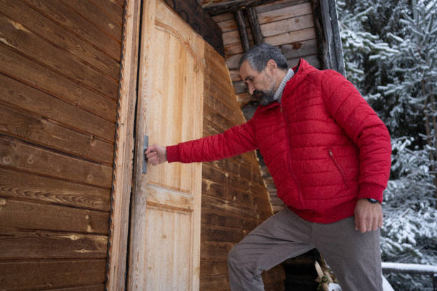 istock Cabin getaway. Man arrives on vacation in log cabin. 1483117167