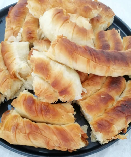 伝統的なトルコ料理、コル・ボレイ - börek turkish culture middle eastern cuisine pie ストックフォ�トと画像