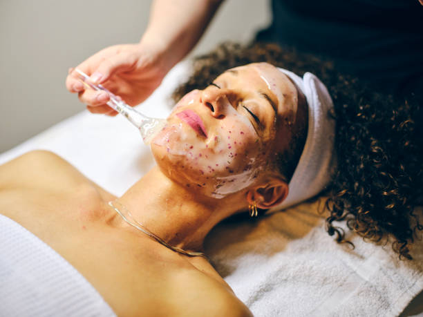 Femme dans un spa de jour recevant un traitement du visage - Photo